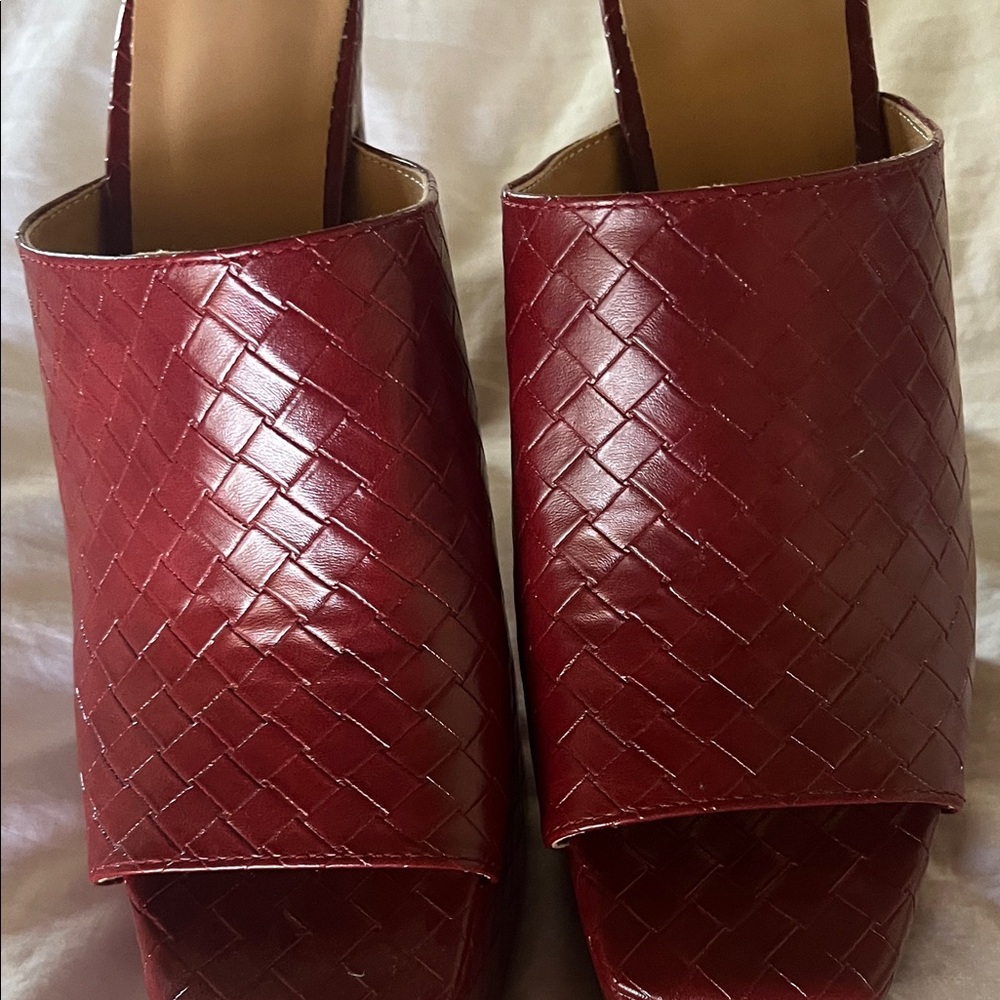 Elegant Red Woven Mules - Picture 8 of 9